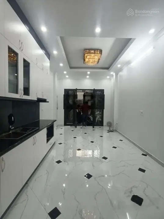 Chính chủ bán nhà 5 tầng, thang máy, DT 41m2, ô tô đỗ cửa, SĐCC, phố Dương Văn Bé. Giá: 6,5tỷ