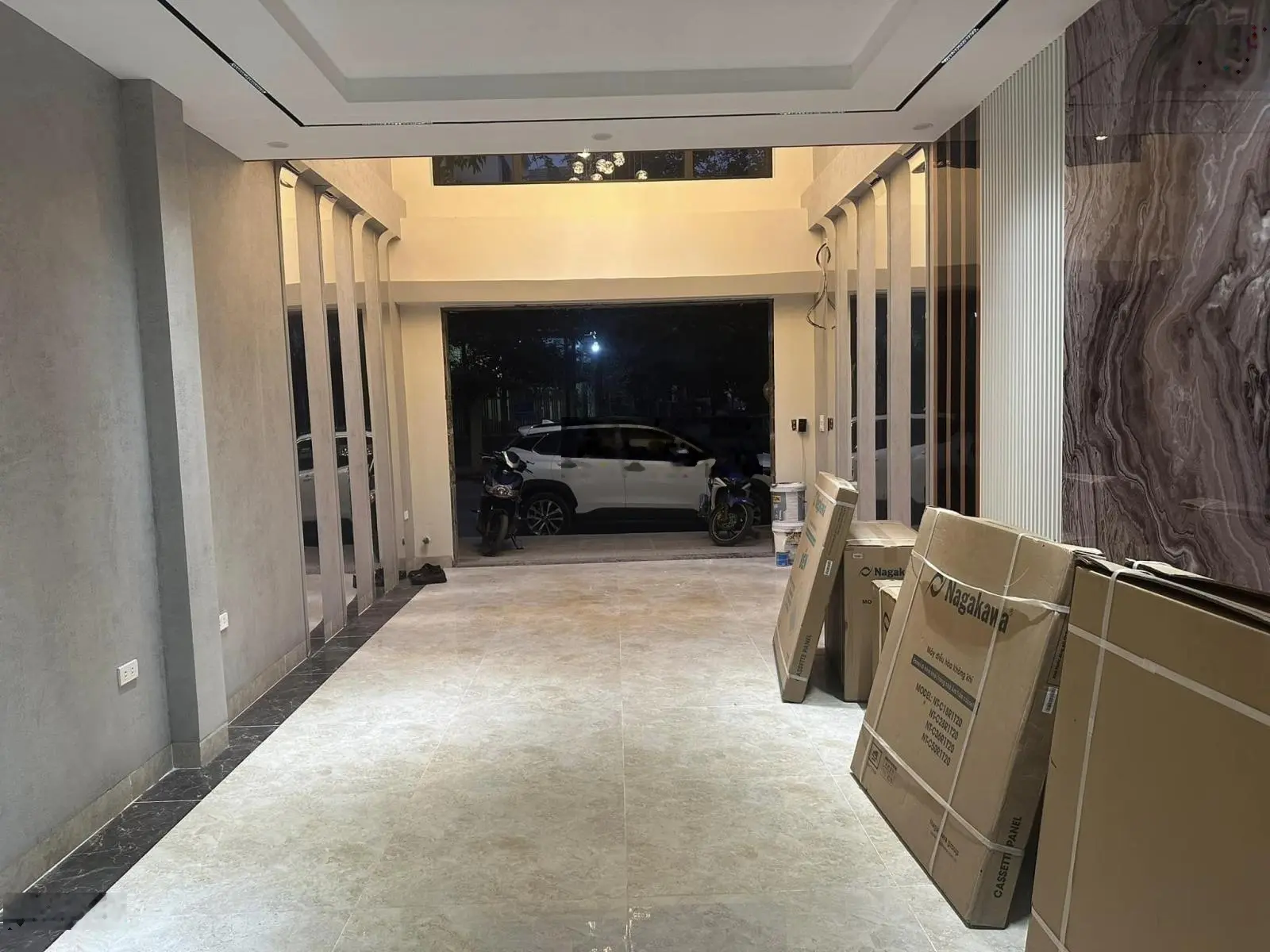 Cần bán nhà 8 tầng thang máy vừa kinh doanh vừa ở. Vị trí hiếm. Vỉa hè rộng kinh doanh sầm uất