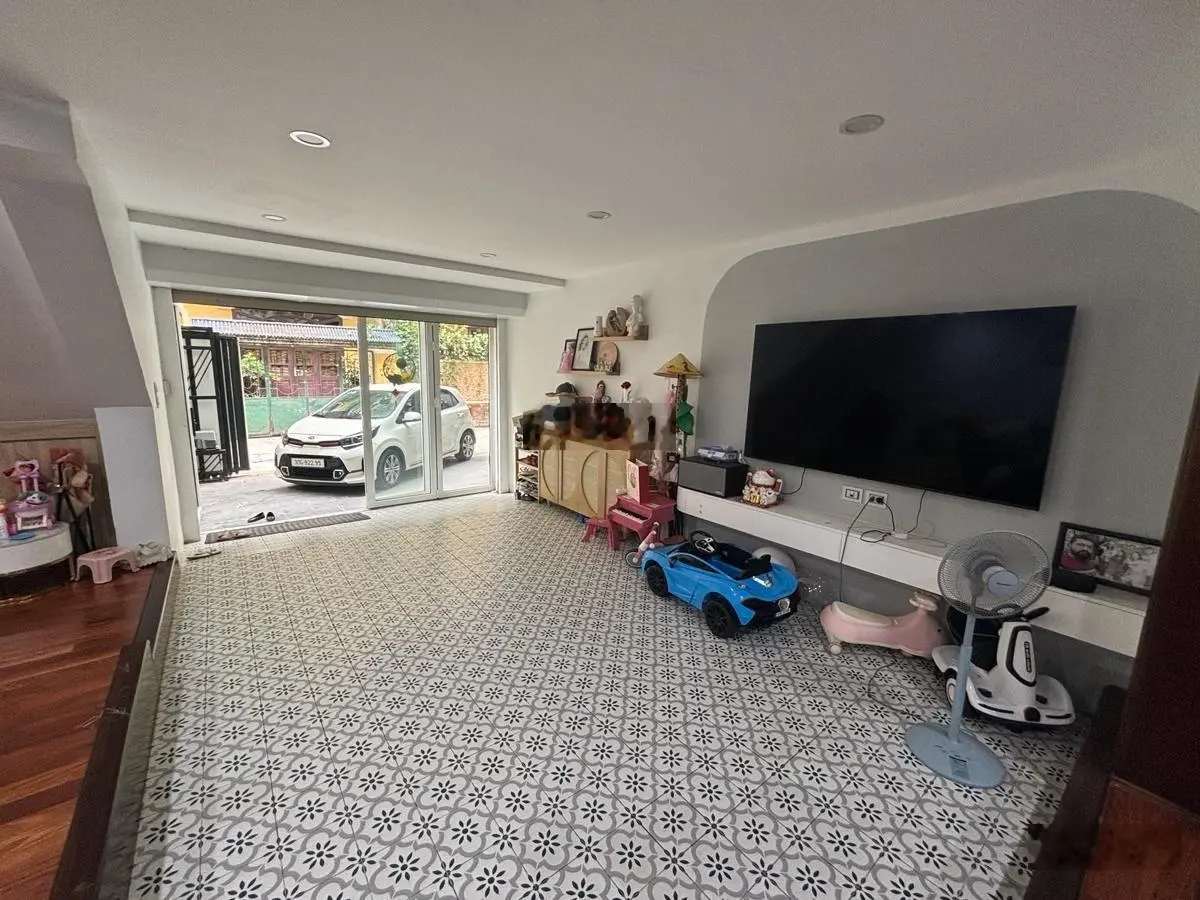Bán nhà siêu vip Phùng Chí Kiên 164m2 x 3 tầng mặt tiền 11m ô tô tránh cực đỉnh khu dân trí cao