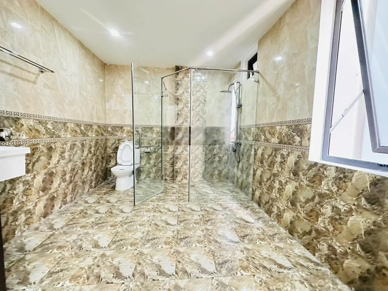 Bán nhà đội cấn tt ba đình - diện tích 45m2x5t- oto đỗ cổng-full nội thất- giá 9.6 tỷ