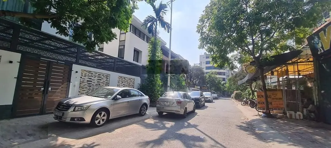 Gia đình cần bán Biệt thự KĐT Văn Khê, Hà Đông 165m2, 3 tầng, mặt tiền 10m, giá chỉ 30 tỷ