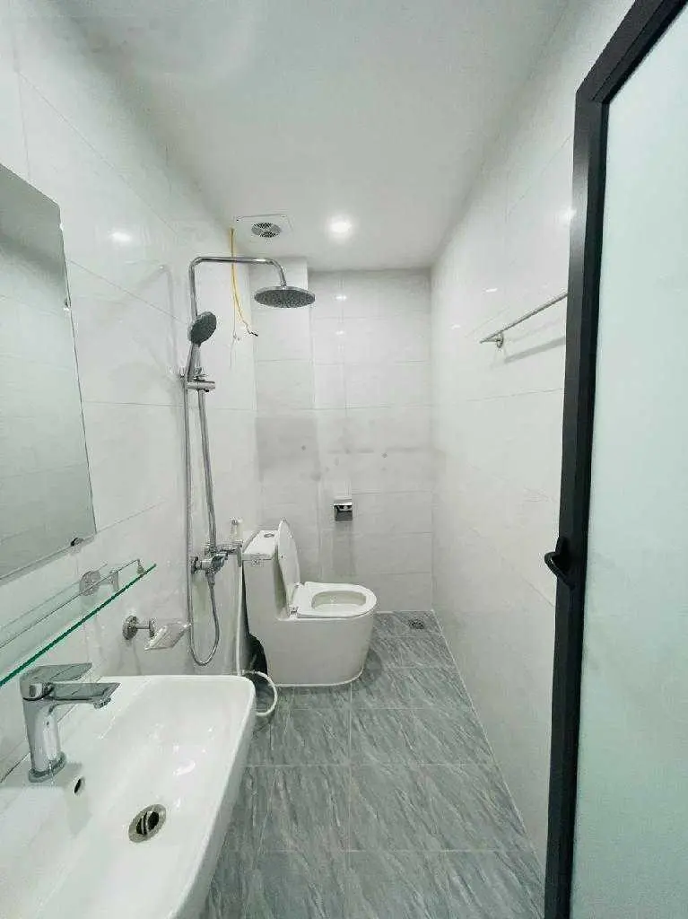 Nhà trục chính gần khu Nhổn, đường ô tô vào nhà, có thể kinh doanh nhỏ lẻ giáp KDT Trịnh Văn Bô