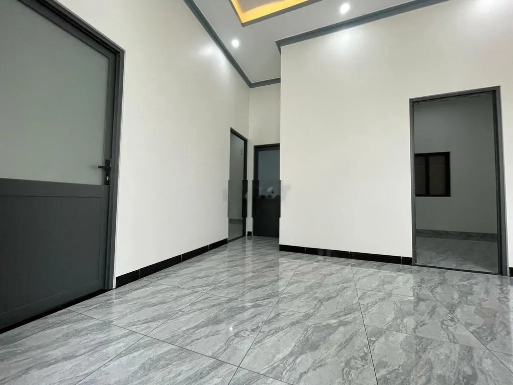Nhà 100m2 mới xây xong, 3pn, 2vs, chỗ để ô tô, cách 50m đến đường CMT8