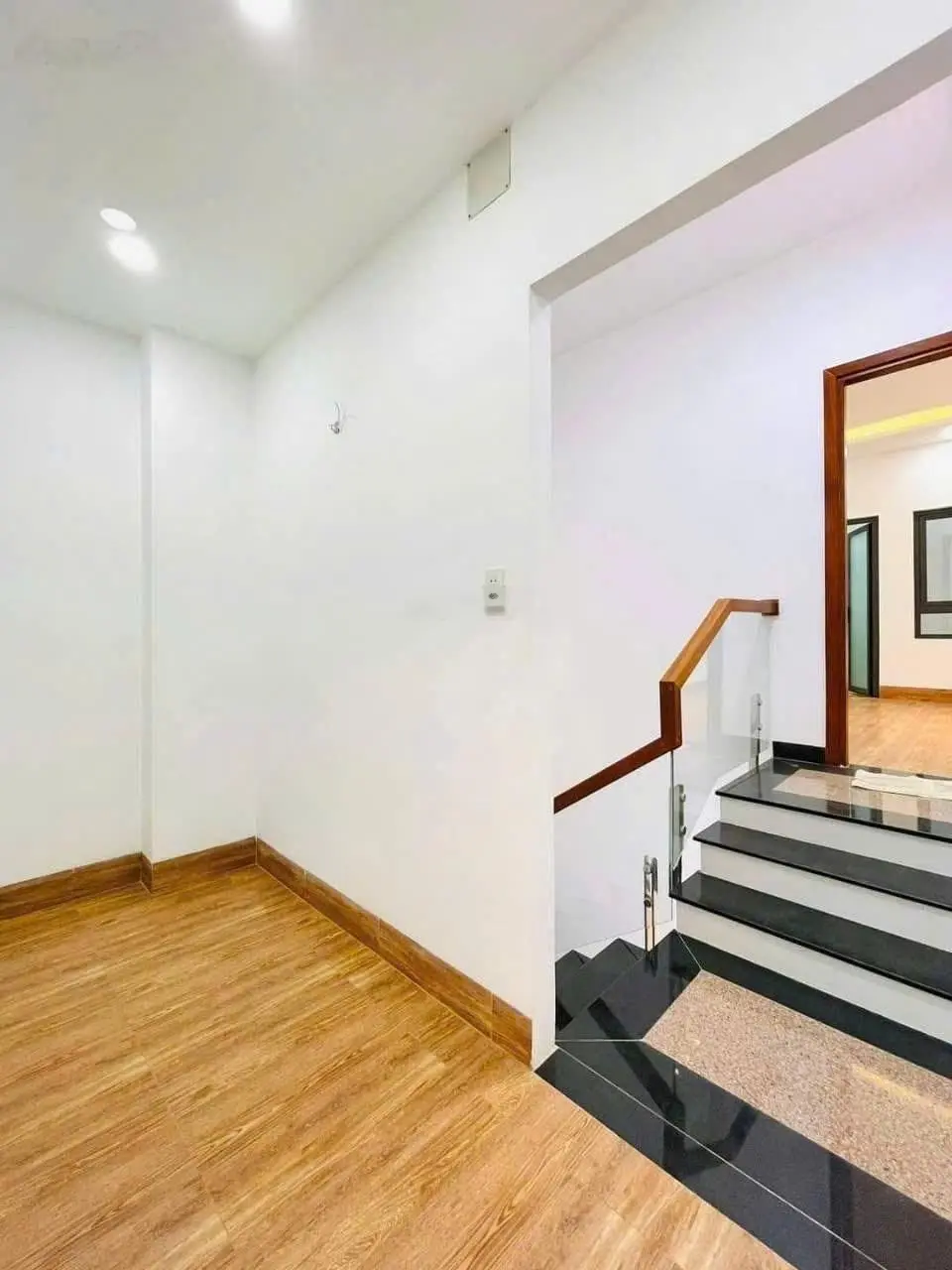 Bán nhà 60m2 đường Số 13 gần hồ bơi Vân Đồn, Q4 giá 3 tỷ 180. Xây 1 trệt 4 lầu - có 5 phòng ngủ