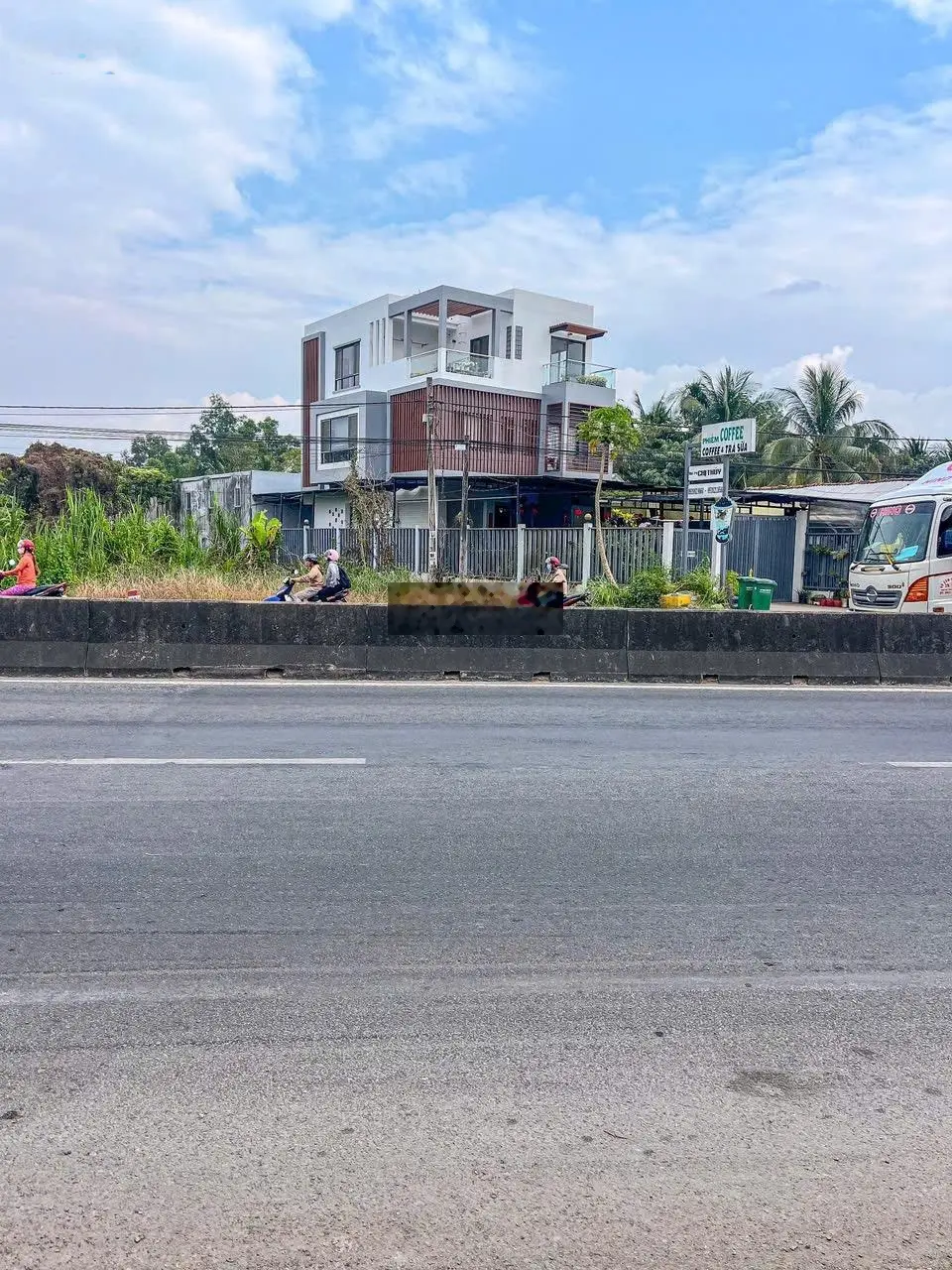 Cần bán gấp nhà trệt 2 lầu sân thượng mâm đúc có thể lên thêm lầu & 30 căn nhà trọ + quán cafe