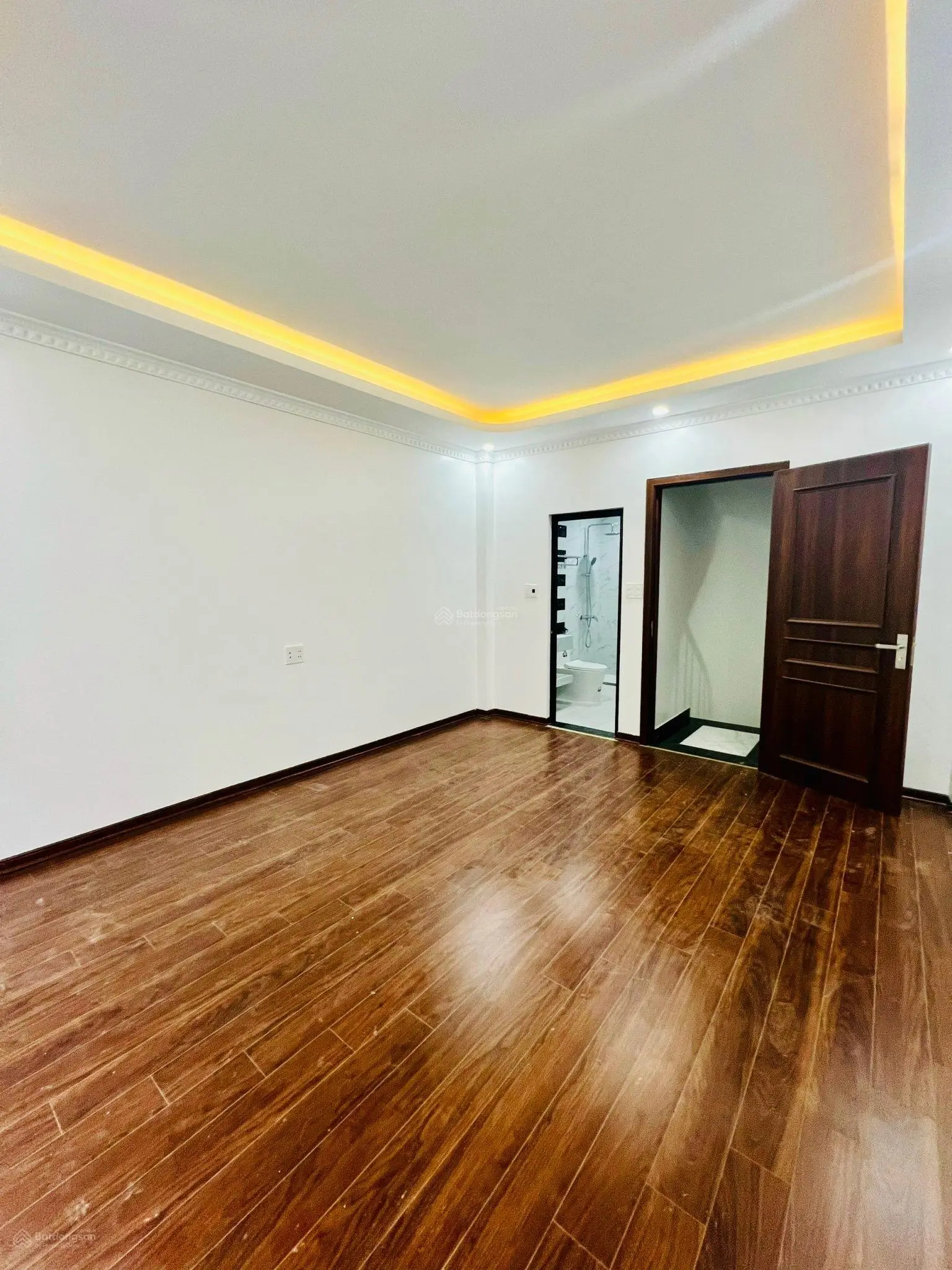 Bán nhà Phố Đại La Cách 2 Nhà Ra Phố Trước Nhà Rộng 5M ngay Ngã Tư Vọng Lô Góc 5 Tầng Xây Mới