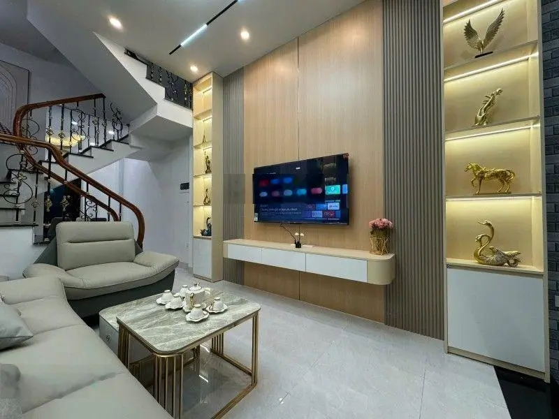 Chính chủ tôi kẹt tiền cần bán gấp njaf nguyên hồng đống đa dt 43m 4 tầng 4 ngủ đủ công năng $ 9 tỷ
