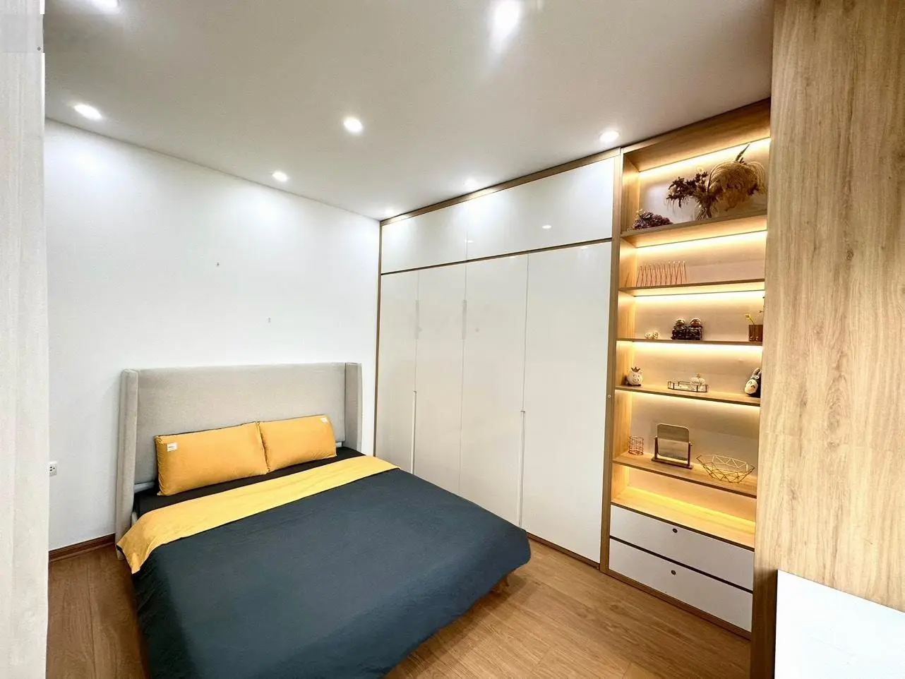 Bán 3 phòng ngủ đẹp, ban công ĐN view hồ tòa C7 Vincom - Vinhomes D'Capitale Trần Duy Hưng