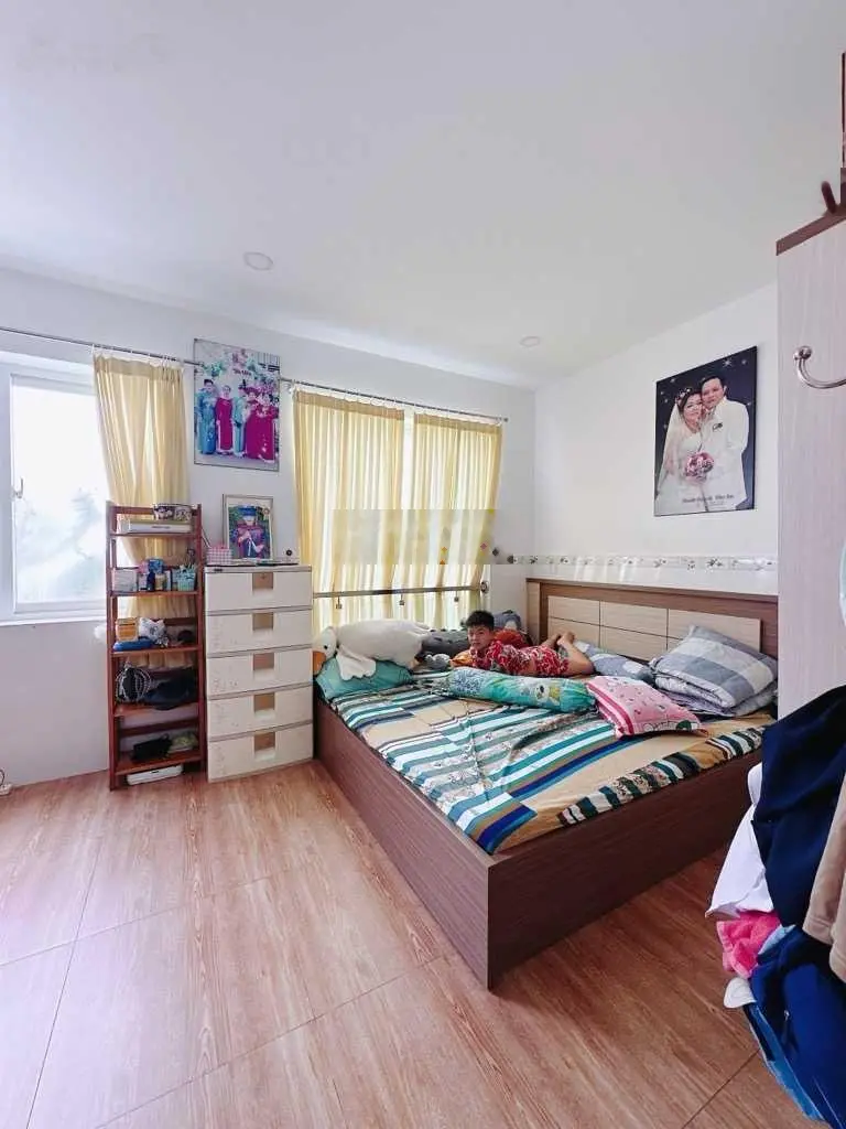 Bán nhà hẻm xe hơi Đường Hoàng Diệu, cách mặt tiền 10m, 5,5 x 11m, giá chỉ 13,9 tỷ