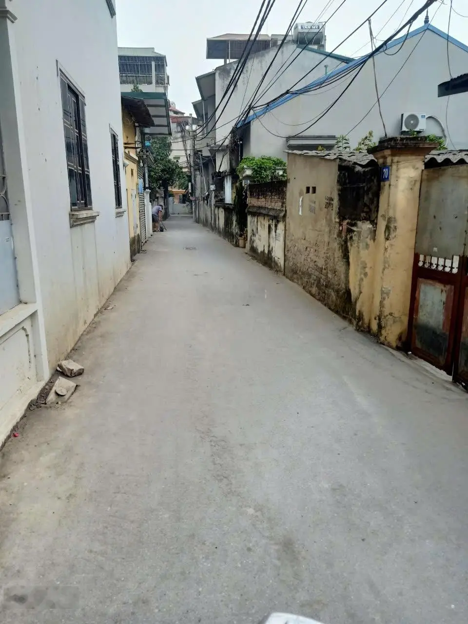 Cần bán nhà rất gấp ngay Vinsmart City Tây Mỗ, vài bước oto, có sân rộng, DT 43m2, giá bán 4 tỷ x