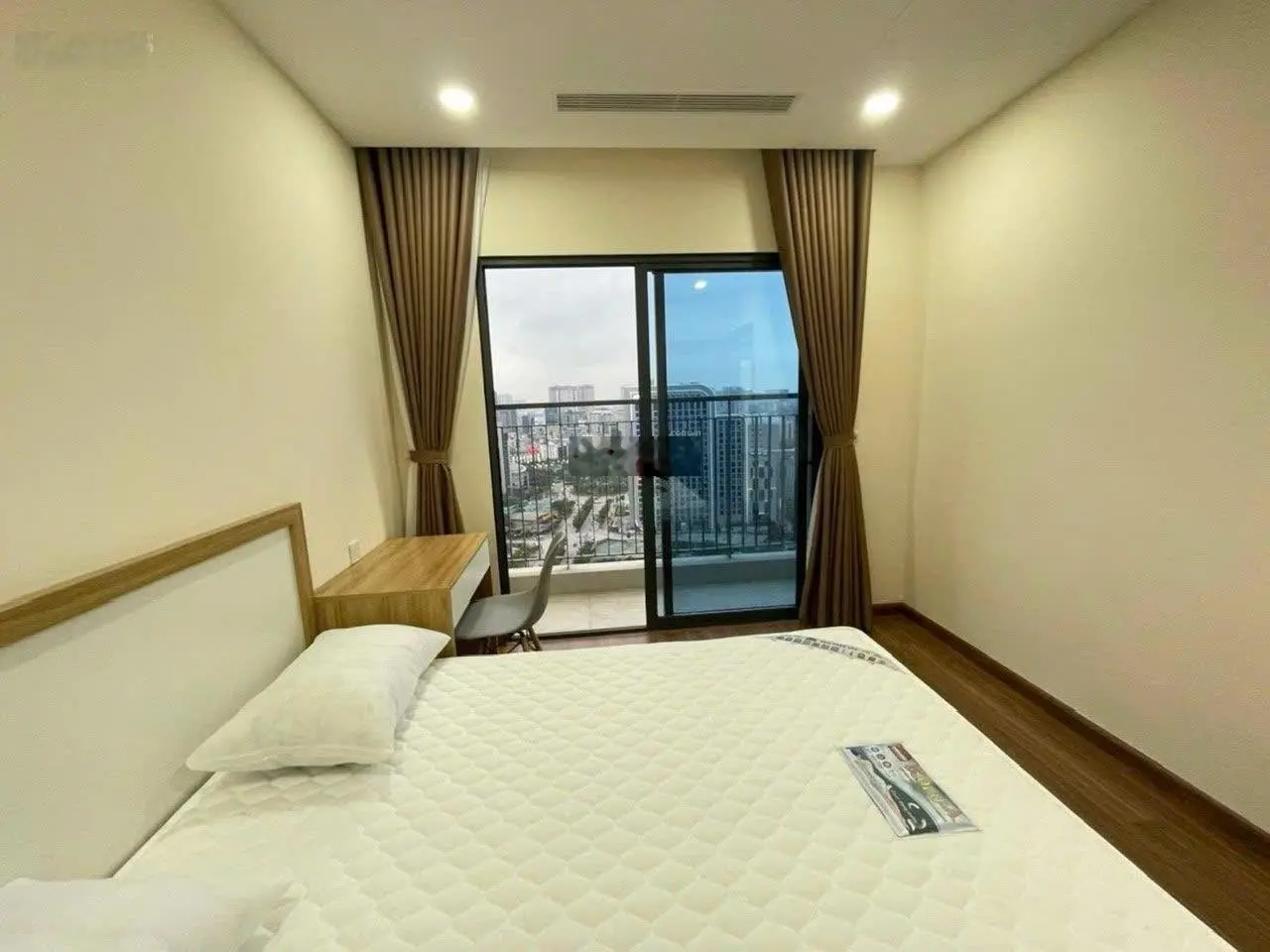 Tôi chính chủ cần bán gấp căn hộ tầng trung, căn góc 2 mặt thoáng. View triệu đô, siêu thoáng mát.