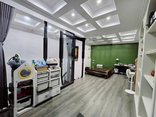 Bán nhà nguyên căn trung tâm Cầu Giấy,lô góc kinh doanh, ô tô vào nhà, 70m2, 5 tầng