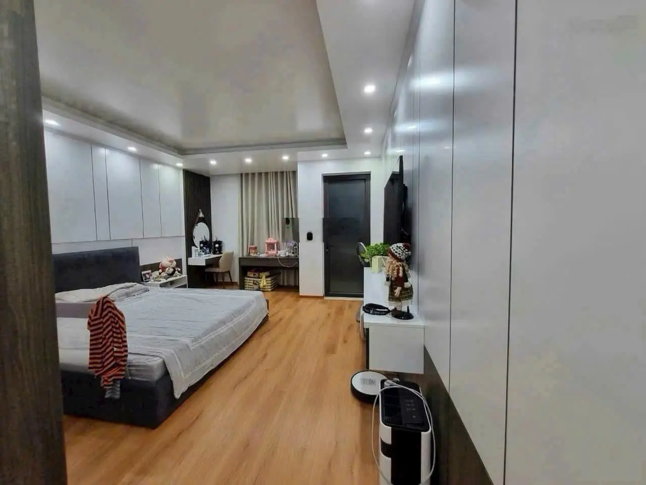 Phố lê lợi - ngõ ô tô 8m - cách mặt đường chính 20m nhà 5 tầng chắc chắn .