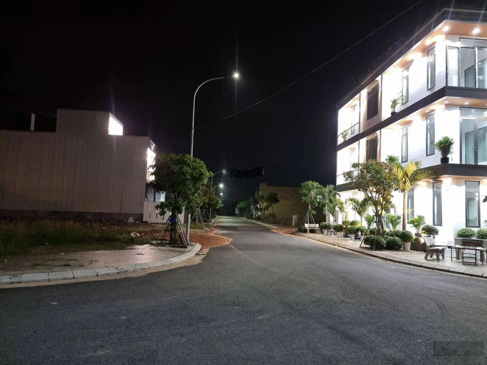 Vị Trí. Ngày Cổng Chính số 1. Cách MT Võ Nguyên Giáp 50m. Hướng Đông nam