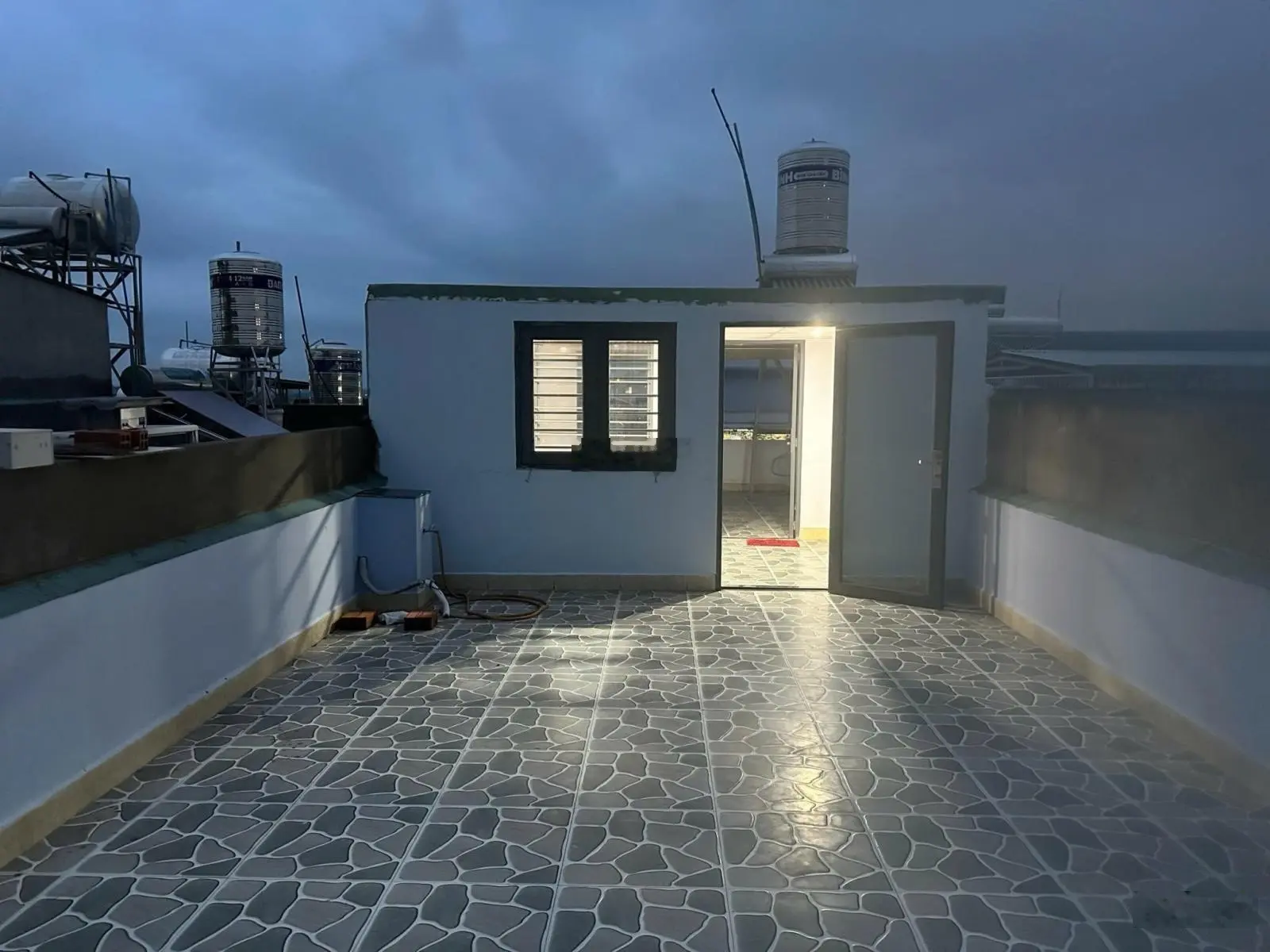 Bán gấp nhà riêng 1 lầu 1 trệt 1 tum, 2PN, 2WC, 70m2 tại KDC, Tân Bình, Dĩ An, giá cực chất 3,65 tỷ