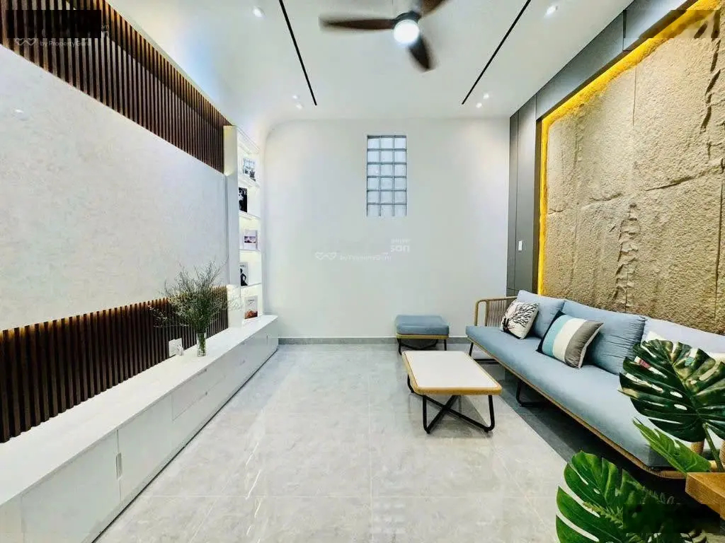 Ngay chợ Bến Thành nhà 30m đường Lê Thánh Tôn, Phường Bến Nghé, Quận 1 TpHCM giá bán 3tỷ100. Hẻm 6m