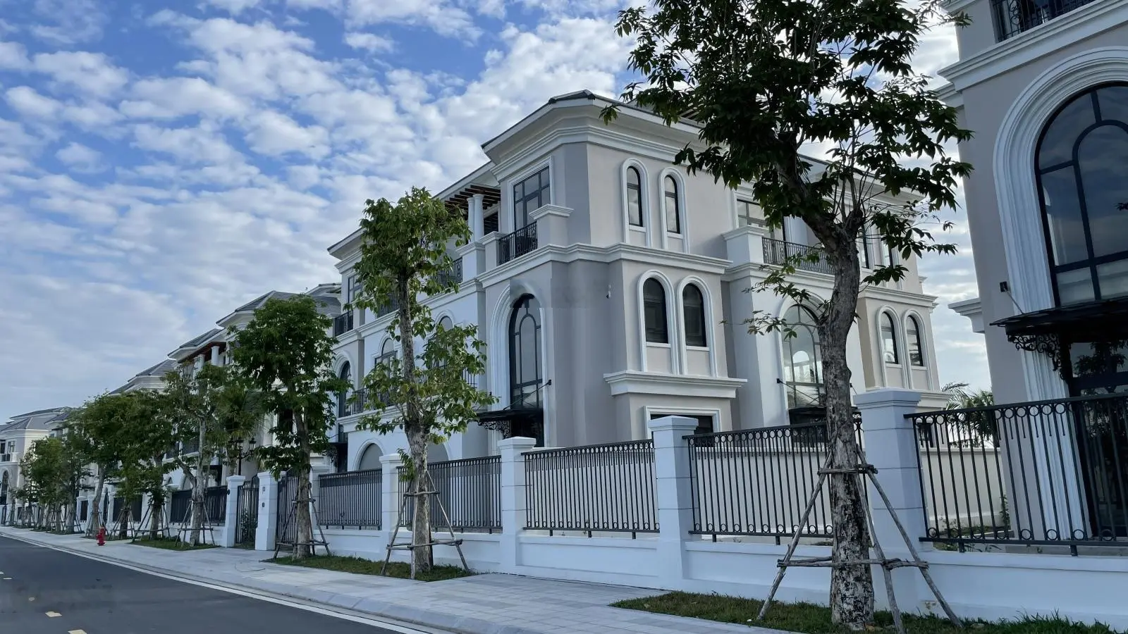 Bán căn Biệt thự góc 2 mặt tiền trực diện bến du thuyền tại Vinhomes Grand Park. Liên hệ 0828 030 ***
