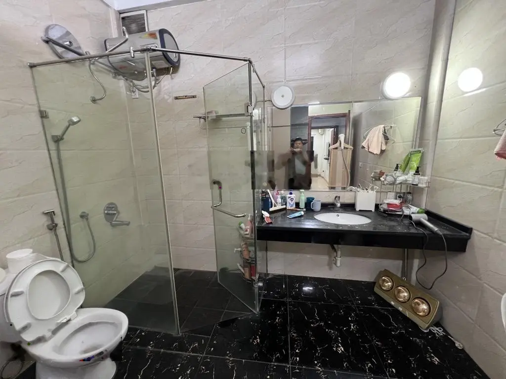 Nhà mới đẹp ở phố Minh Khai ngõ rộng nông 30m2, 6 tầng, 6 tỷ mốt