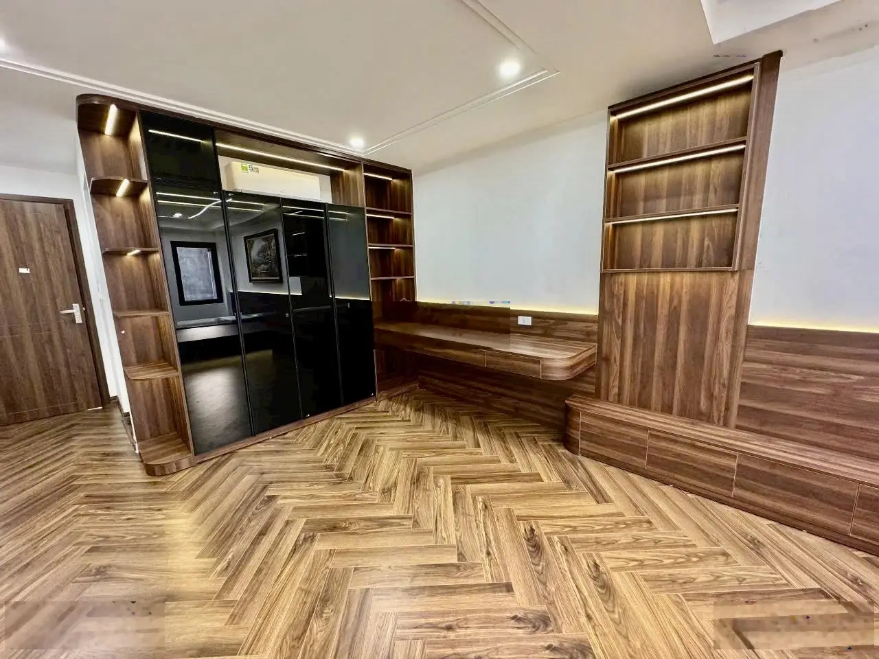Phố trạm mặt ngõ kinh doanh nhà mới,full nội thất đẹp.chân cầu vĩnh tuy,gần aeon long biên ga ra