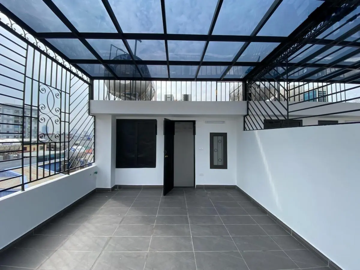 Bán Gấp nhà phân lô Đường 800A cầu giấy víp 50m2 x 8 tầng mặt tiền 4,5m ô tô vào nhà