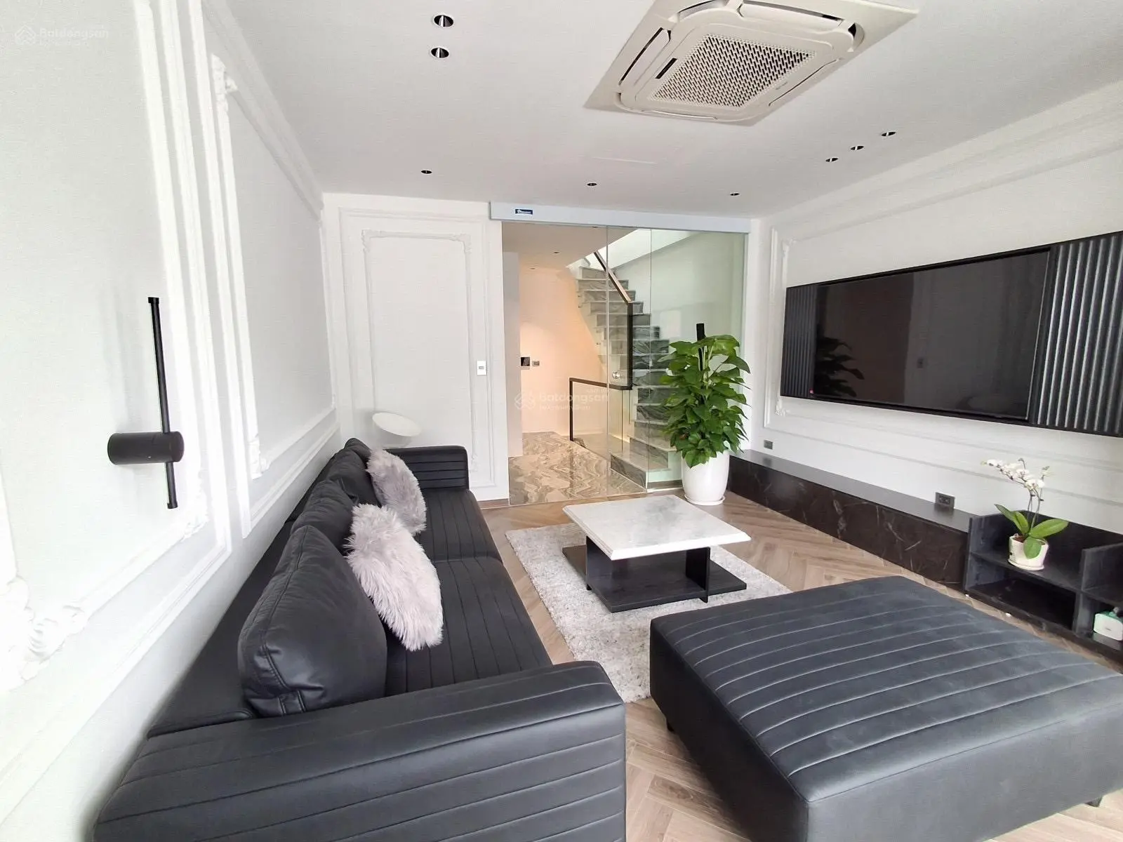 Bán nhà Cổ Linh - phân lô - full nội thất - gần Aeon - gara - 6 tầng - thang máy - nhỉnh 9 tỷ