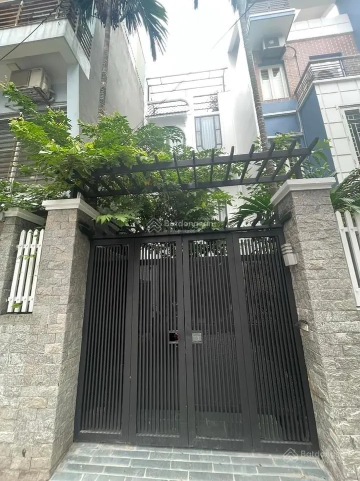 Bồ Đề , sân vườn , nhà 2 mặt ngõ to, oto vào nhà