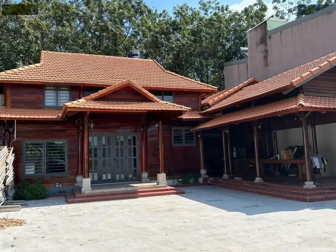 Chính chủ định cư sang nước ngoài cần tiền bán nhanh căn nhà gỗ biệt thự ngay chợ Bình Chánh