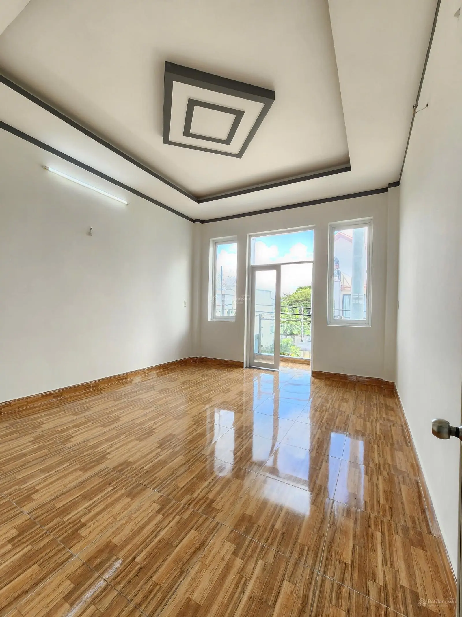 Nhà rẻ 2tỷ890, 63m2 nhà 1 trệt 1 lầu có sân ô tô, phòng ngủ dưới cạnh vòng xoay An Phú, Thuận An