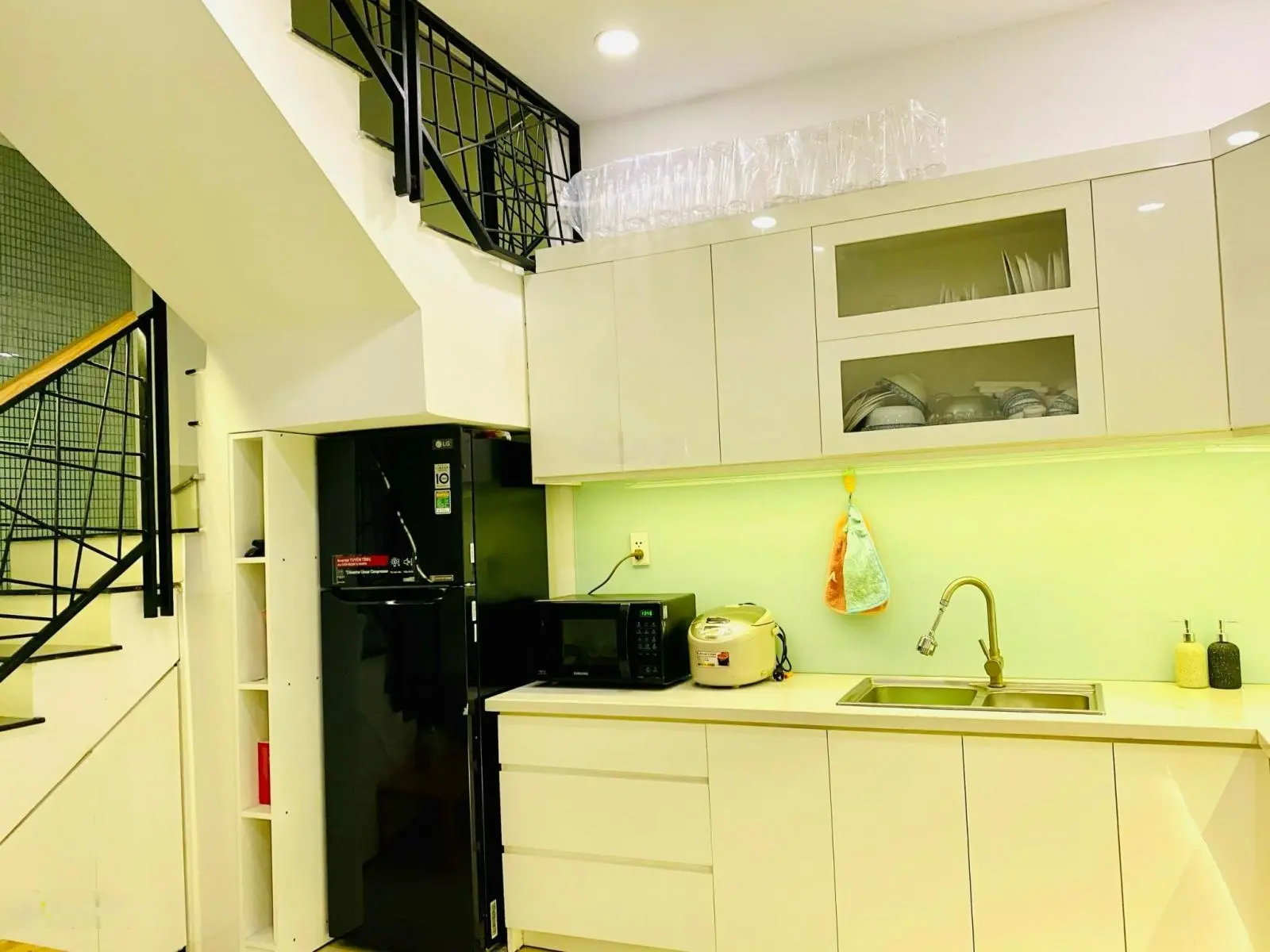 Bán KS 17 phòng ngay Hoàng Hoa Thám, P.12 quận TB (4.2x20m) hầm 6 lầu, giá 16,8 tỷ