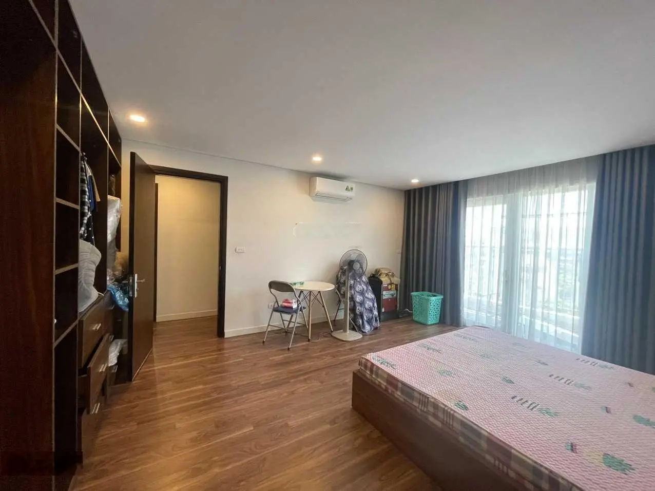 Bán căn hộ chính chủ 124.5m2 tòa mặt đường Lê Văn Lương, ban công Đông Nam có slot xe ôtô