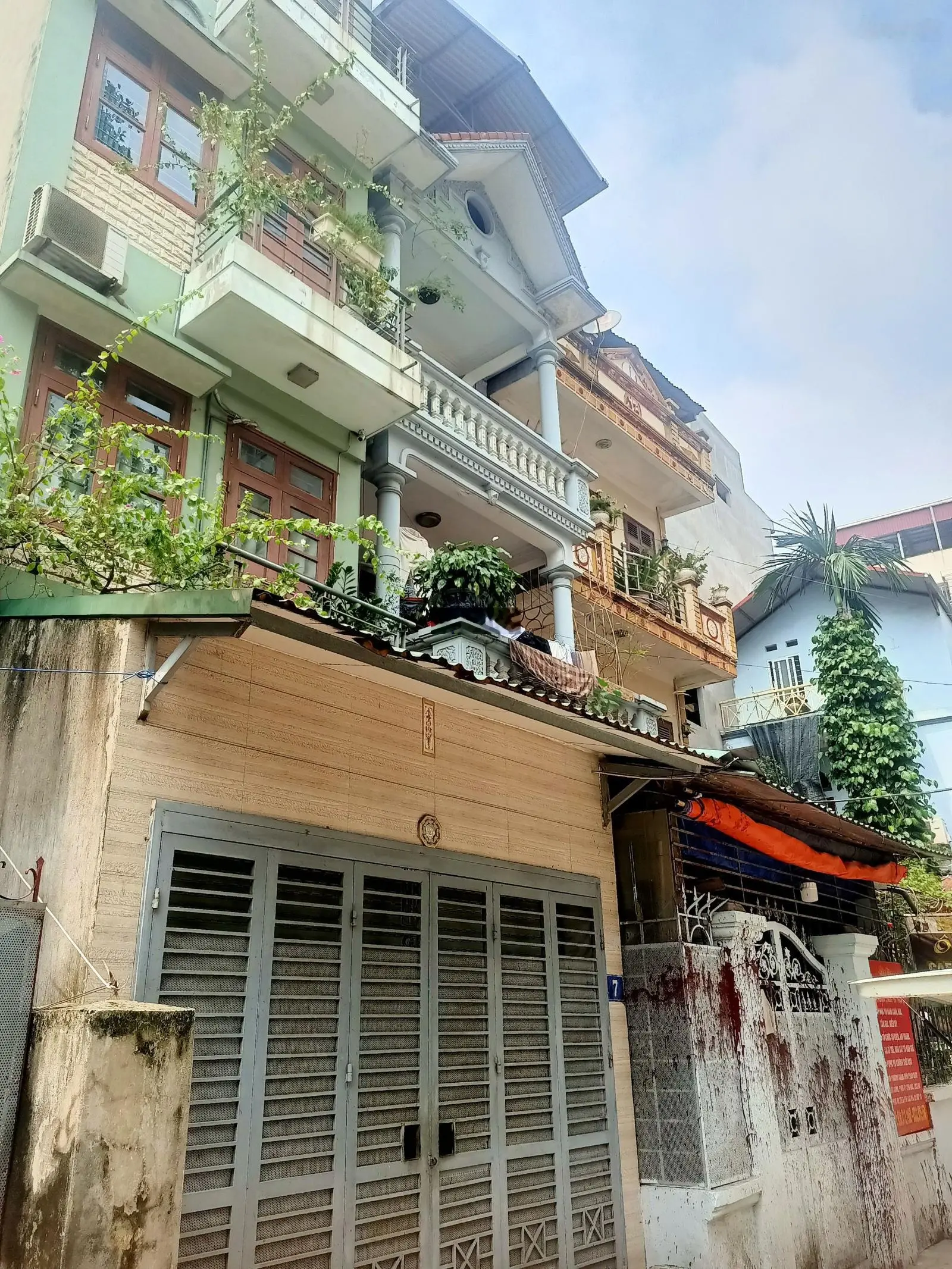 10.5 tỷ - 82m2 xây 4 tầng - Ô tô 7 chỗ vào nhà - Lô góc kinh doanh - giá bán gấp