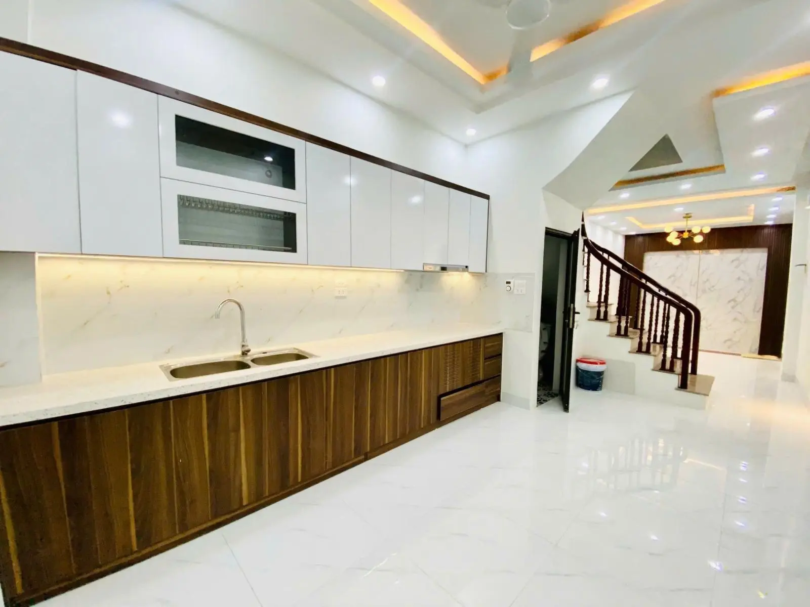 Bán nhàngõ 110 Nguyễn Hoàng Tôn - Tây Hồ, Nhà 5 tầng 45m - 6 PN - Ô tô đỗ cạnh nhà
