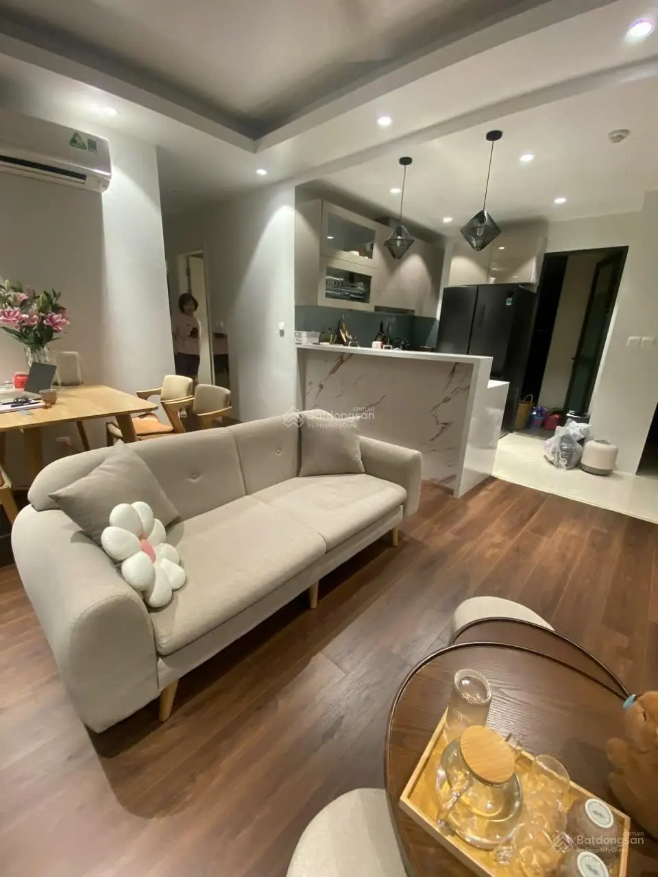 (Chỉ 8,3 tỷ). Bán 3PN 2WC full đồ tầng trung view thoáng sổ đỏ lâu dài chung cư Vinhomes D'Capitale