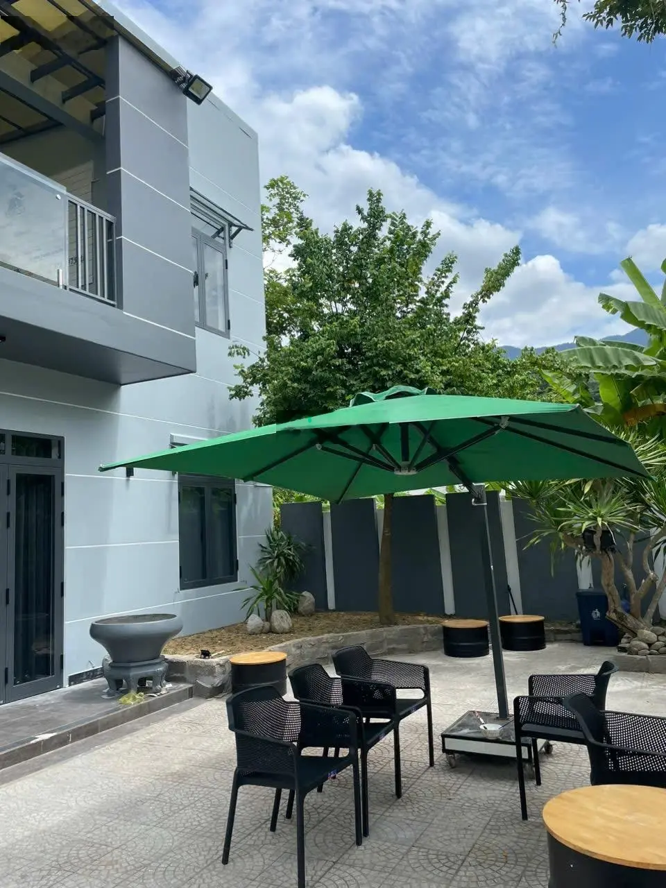 Nhà sân vườn view đầm ngay thị trấn Lăng Cô tuyệt đẹp, ngang rộng 12m, full nội thất