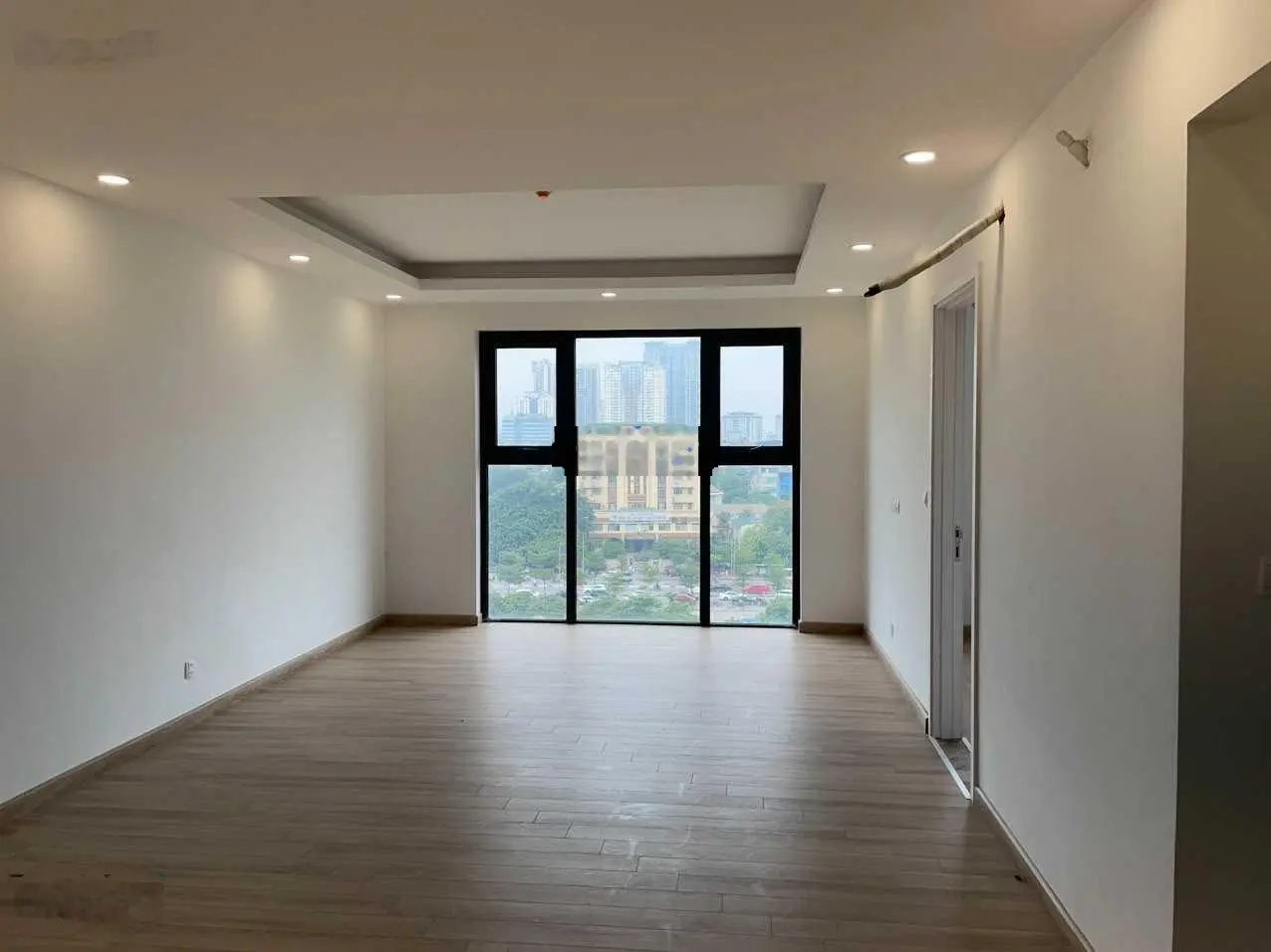 Em Huy PKD bán gấp căn góc tầng trung 140.5 m2 hướng Nam tại Hanoi Paragon hot nhất quận Cầu Giấy