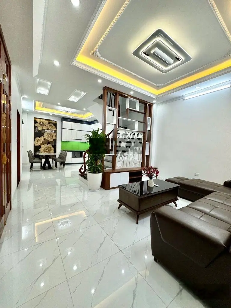 Ngã tư Đại La, gần mặt phố, vỉa hè, ô tô tránh, 42,6 m2, 5T, nhà mới chỉ 6 tỷ