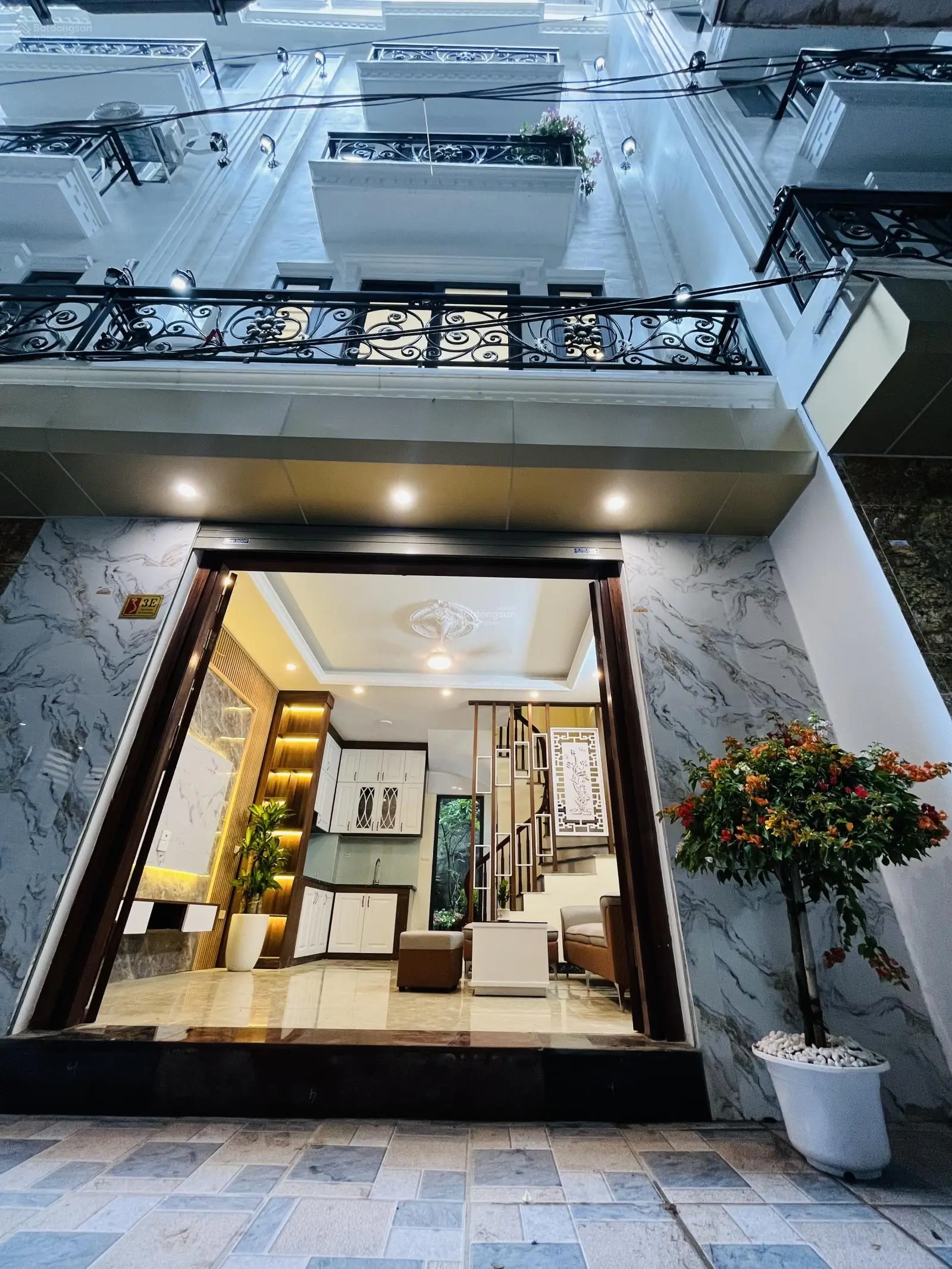 Bán nhà Vĩnh Hưng - 30m2, 5 tầng, nhỉnh 6 tỷ nhà mới koong, gần chợ, ngõ nông, 3 gác đỗ cửa