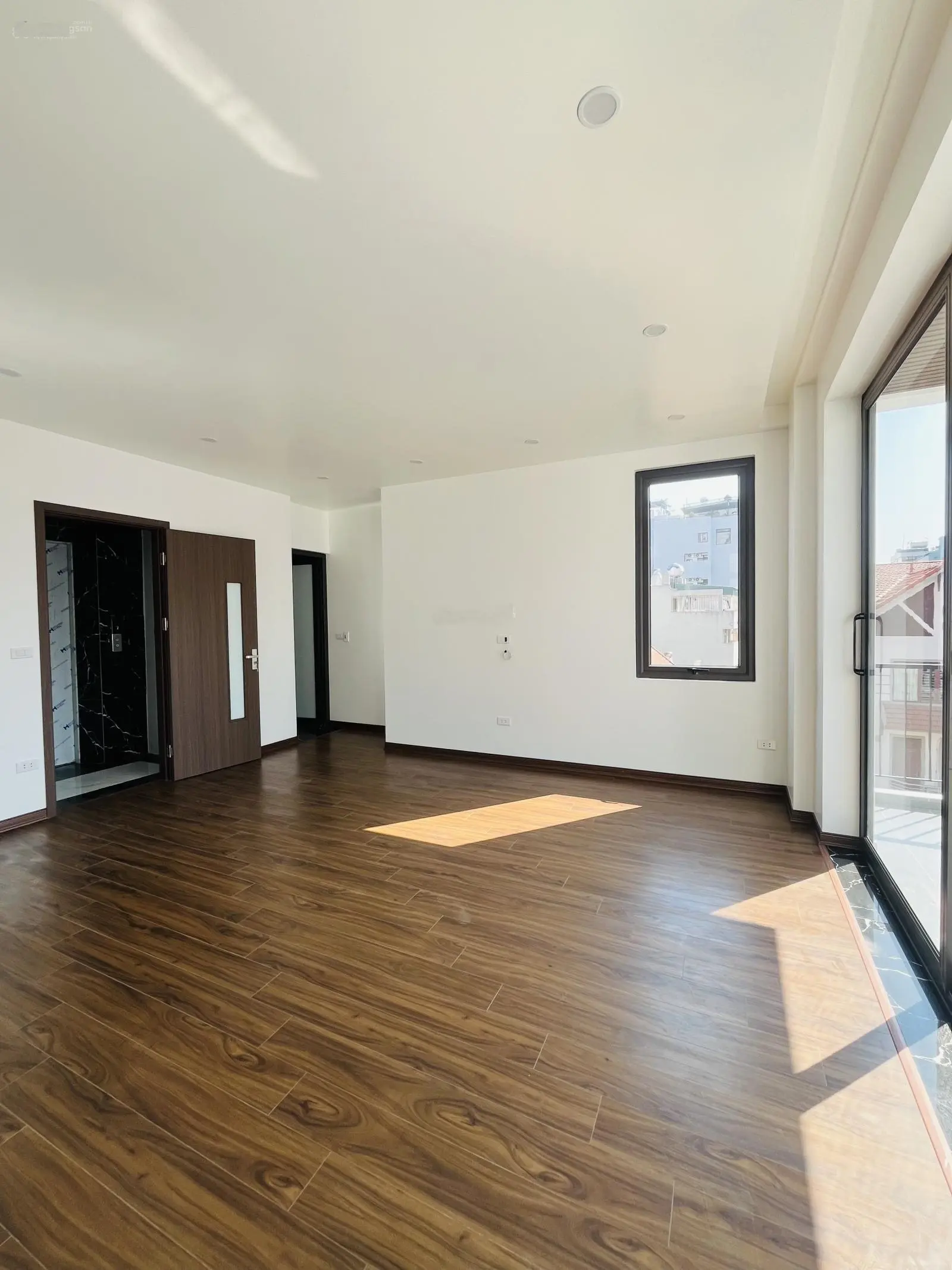 Lạc Long Quân toà nhà 7 tầng thang máy lô góc view thoáng 51m2 mặt tiền 5.7m
