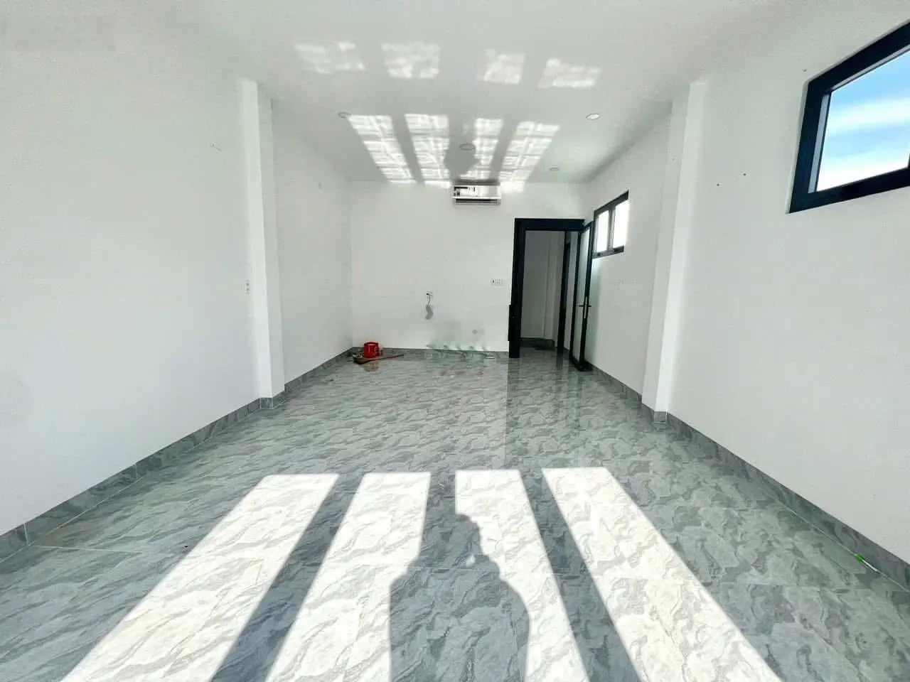 Bán nhà đẹp , sẵn hợp đồng cho thuê mặt tiền Thích Quảng Đức , có sẵn sổ đỏ , giá tốt . 0905211133