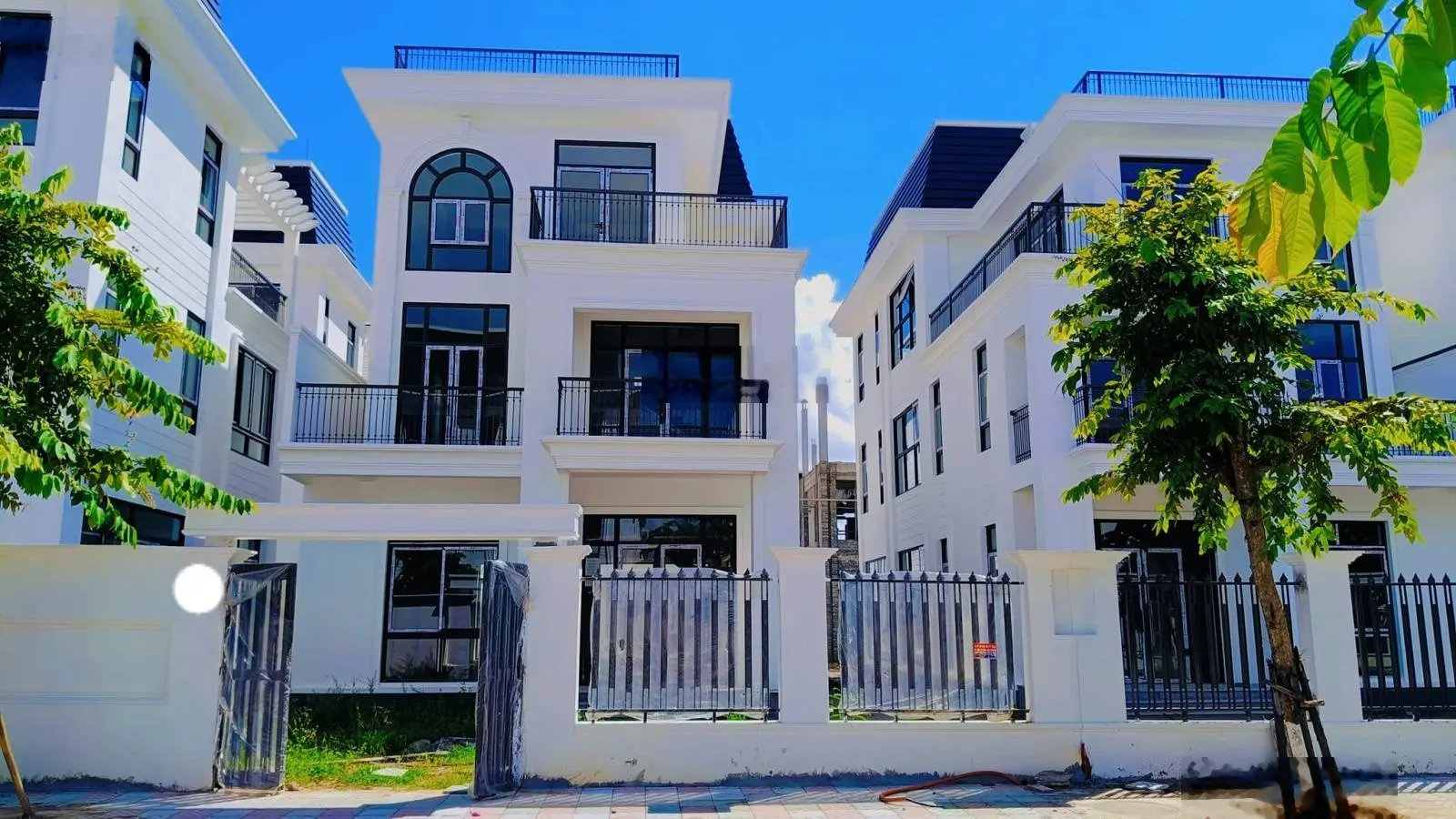 Duy nhất 1 căn biệt thự đơn lập 375m2, giá chỉ 50tr/m2 tại HUD Mê Linh Central. LH 0943 757 ***