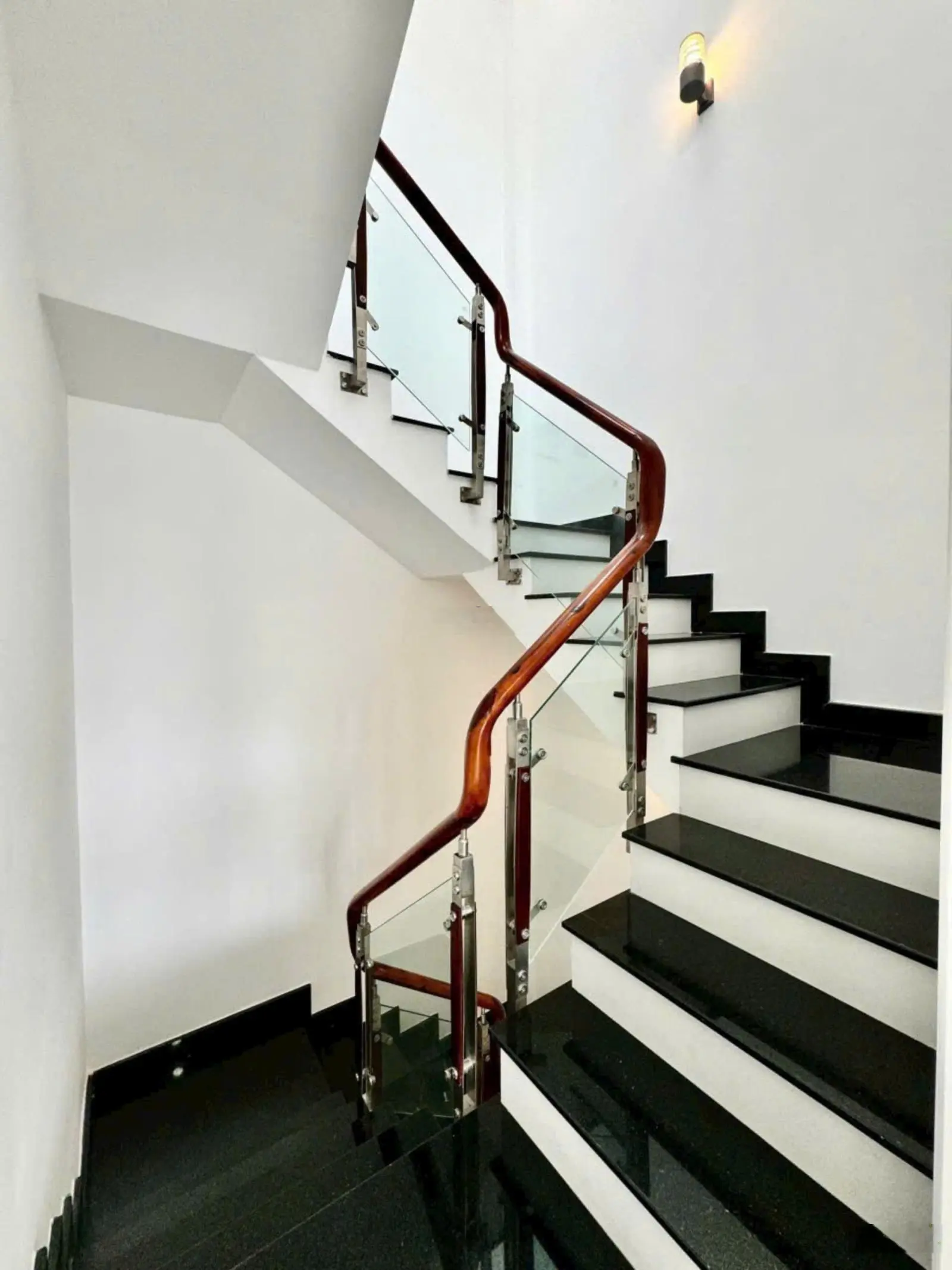 Bán gấp nhà đường Nguyễn Thượng Hiền, Bình Thạnh, 40m2 3PN 5WC, giá 3,7 tỷ, sổ hồng riêng