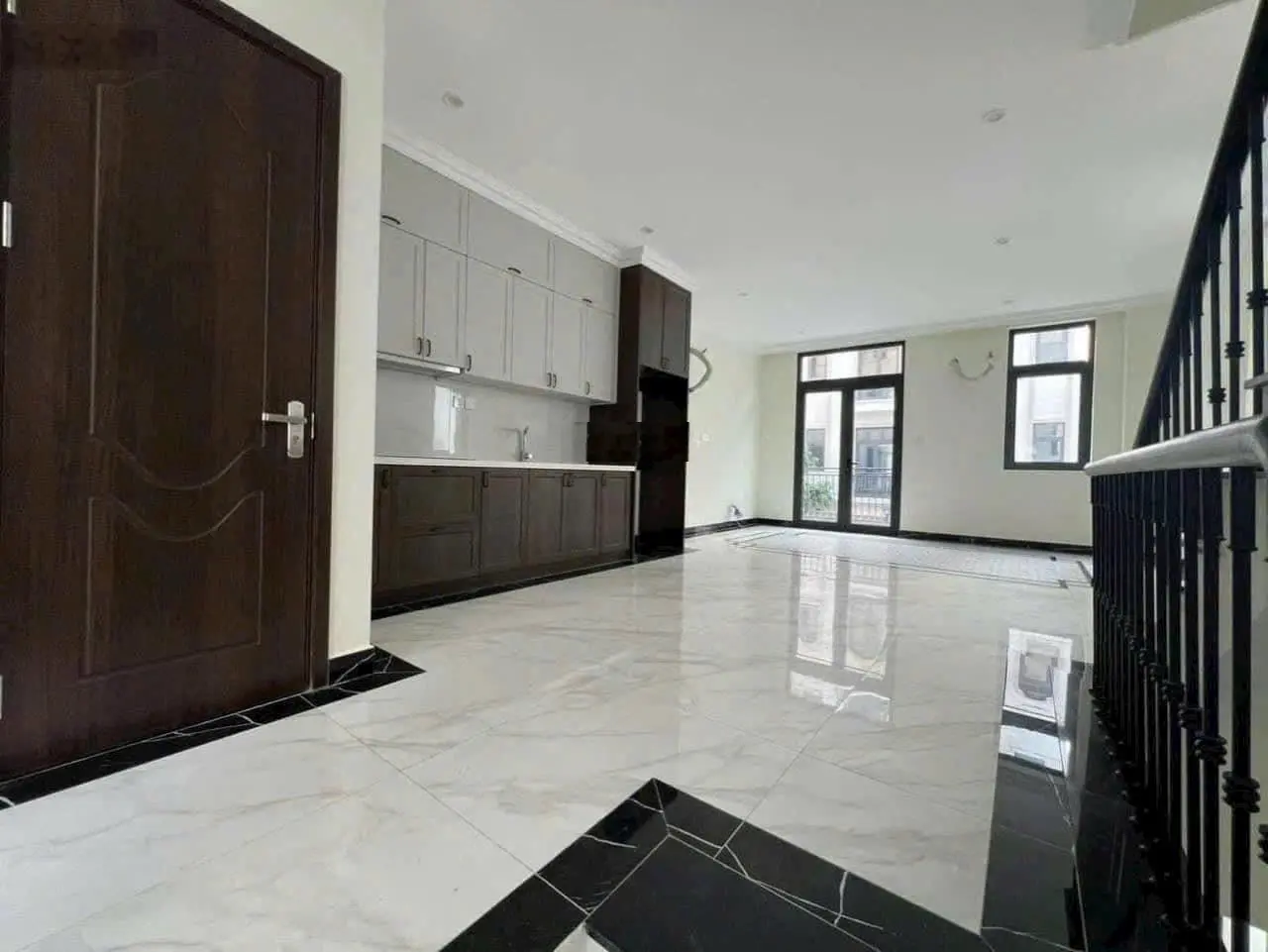 Cần bán liền kề chà là gần vườn hoa đã hoàn thiện 5 tầng diện tích 58,5m giá chỉ 6,3 tỷ bao phí