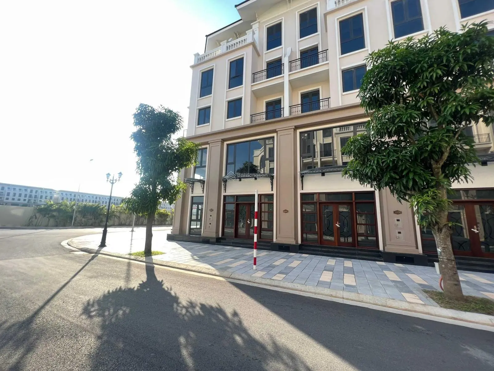 Bán căn Vịnh Tây 80m2, hướng Đông Nam, gần 9 toà chung cư, giá sốc