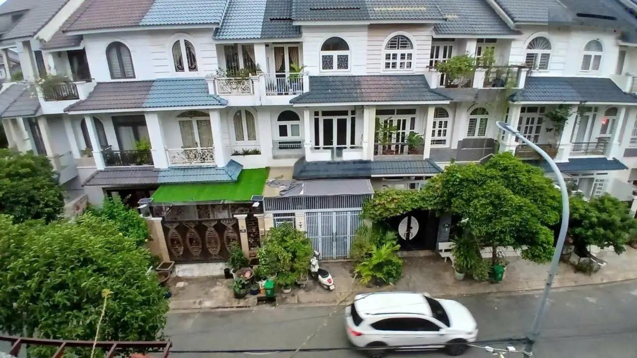 Bán biệt thự 4 tầng, gần Vincom Lê Văn Việt, ngay ngã tư Thủ Đức, giá 9 tỷ còn thương lượng.