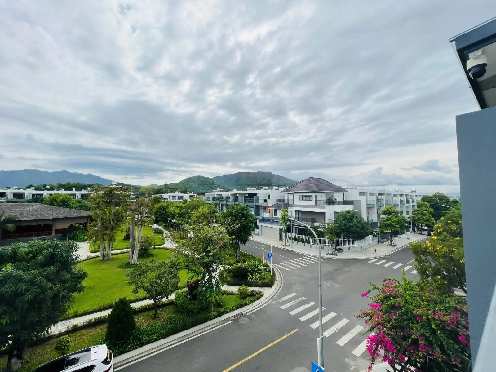 Nhà thô gói 8 view trực diện hồ bơi The Capella đường 71 chỉ 8,3 tỷ dành cho khách vip/ 0931800111