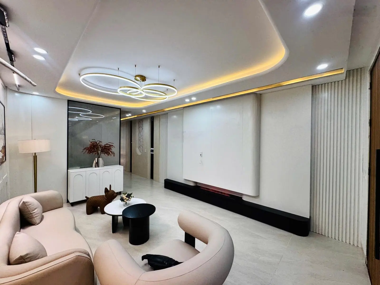 Bán nhà villa sân vườn 90m2 tuyệt đẹp. Full nội thất. phố Hai Bà Trưng