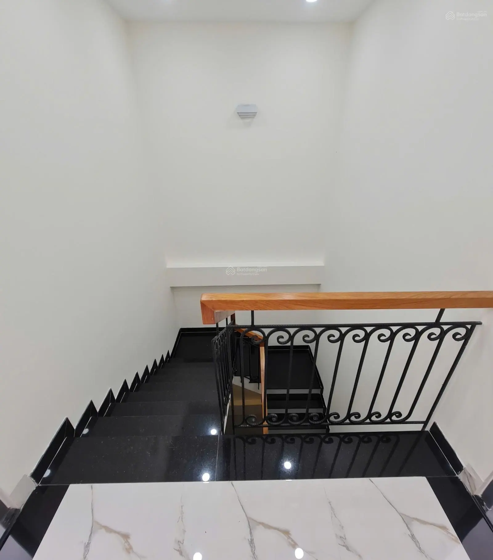 Nhà bán hẻm 50 đường Hoà Bình p5 quận 11 TPHCM gồm 4 p ngũ 1 thờ 5 WC giá 11 CTL, LH:0969748973