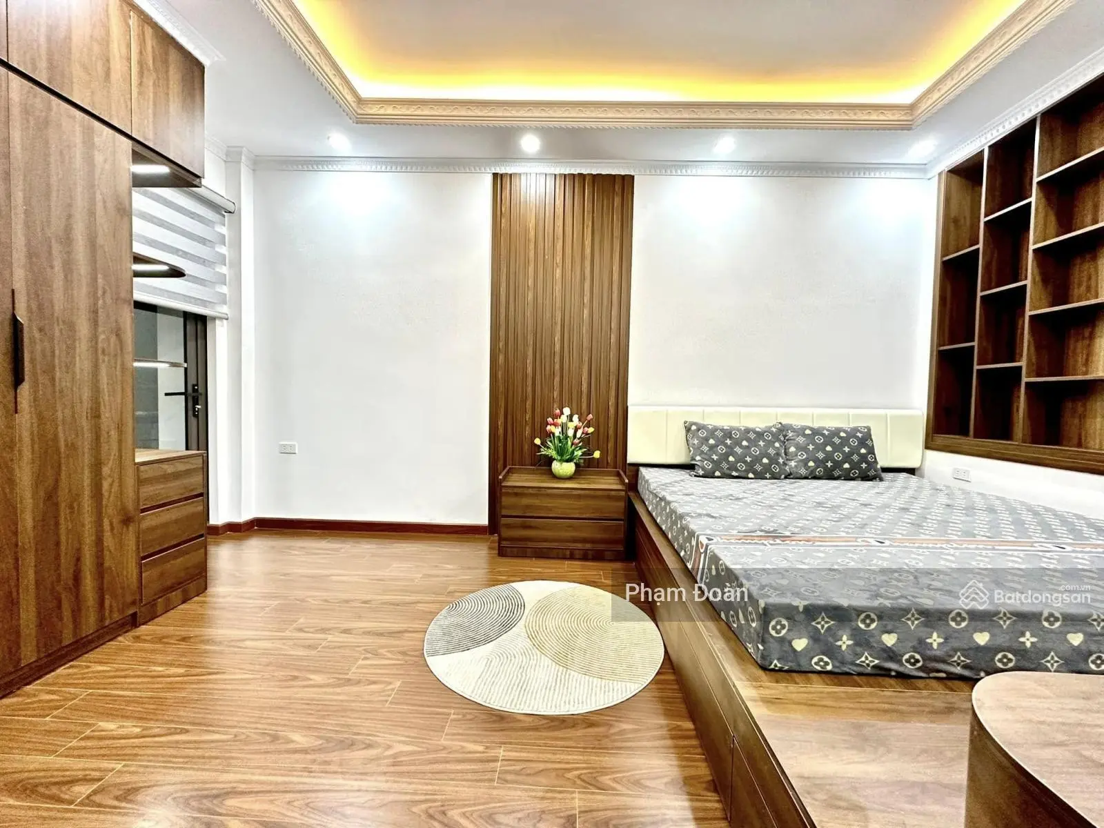 Nhà mặt phố ,giá trong ngõ ,ô tô tránh ,vỉa hè hai bên ,kinh doanh gần vườn hoa