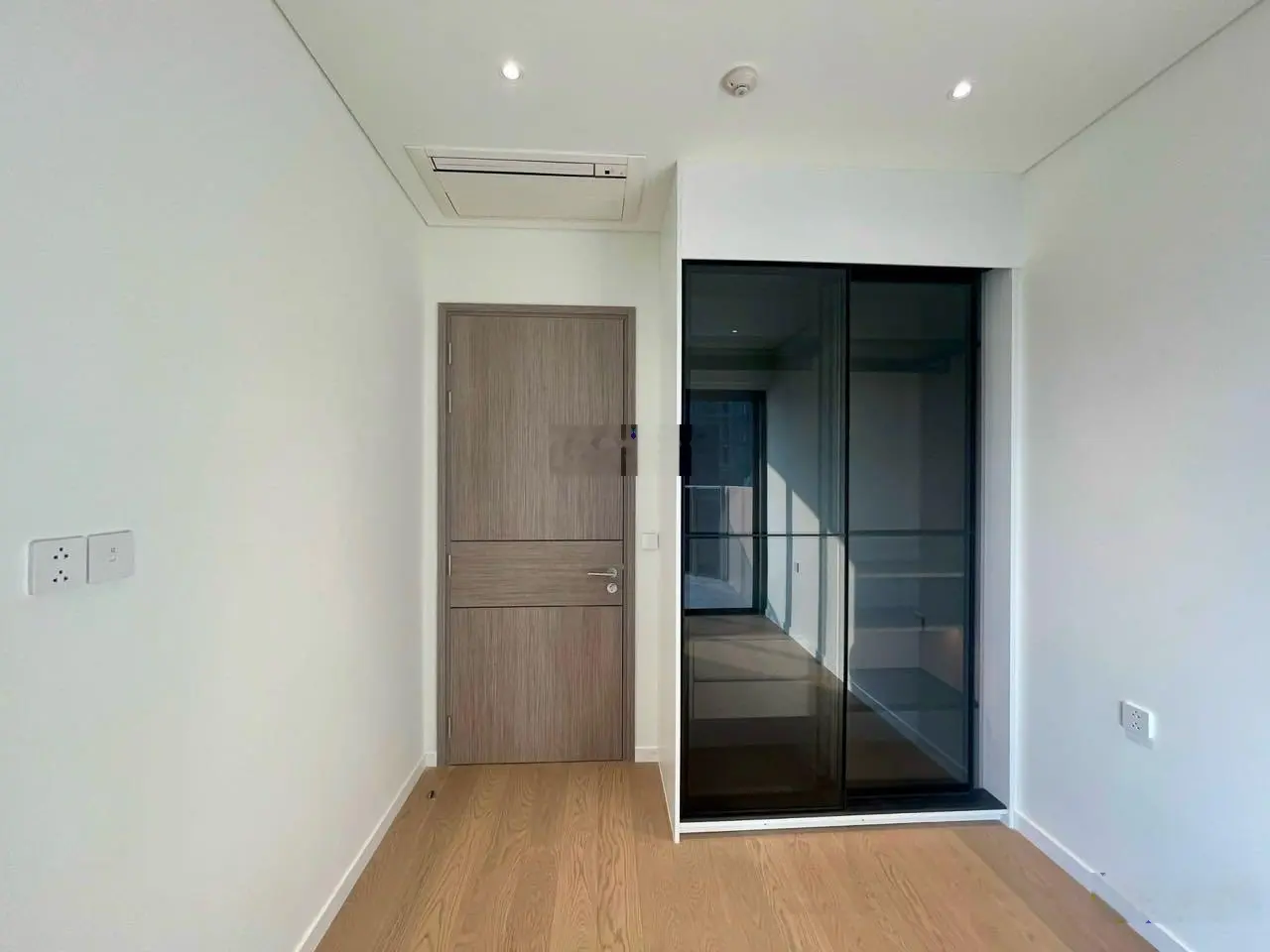 Bán căn 2 phòng ngủ tầng cao, view sông, quận 1, giá tốt nhất thị trường. Hotline: 0941 230 ***