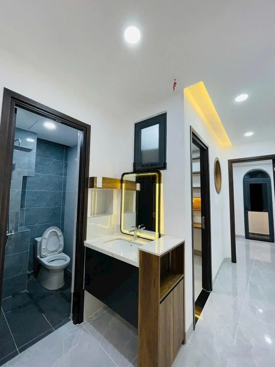 Bán căn gần chợ Hồ Thị Kỷ, 106m2. Bán 3tỷ100. Trần Bình Trọng, P1, Q10 4 tầng + 1 lửng hẻm oto 5m.